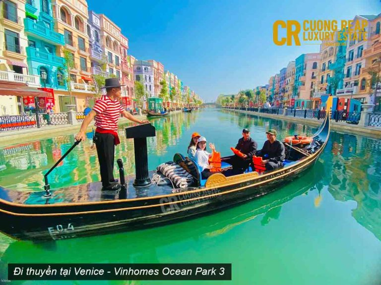 Đi thuyền tại Grand World Vinhomes Ocean Park 3